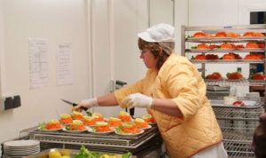 cuisinière dans un module préparation de cuisine mobile