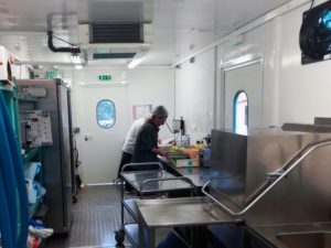 cuisine-temporaire-la-redorte-occitanie-personnel-cuisine-preparation-froide