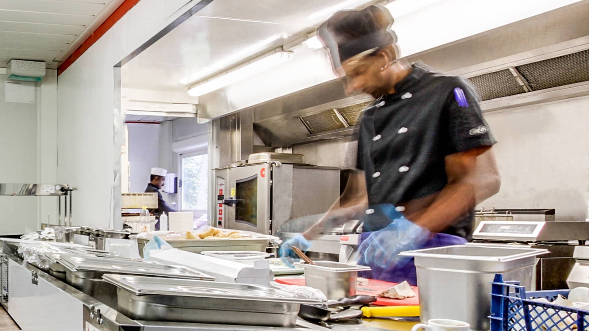 cuisinier-preparant-des-repas-dans-une-dark-kitchen-locacuisines