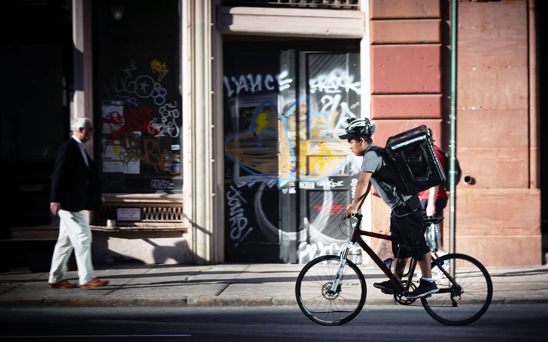 dark-kitchen-locacuisines-delivery-man